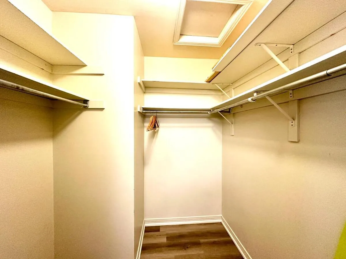 Cozy And Spacious Vacation Home In トロント 0*,  カナダ