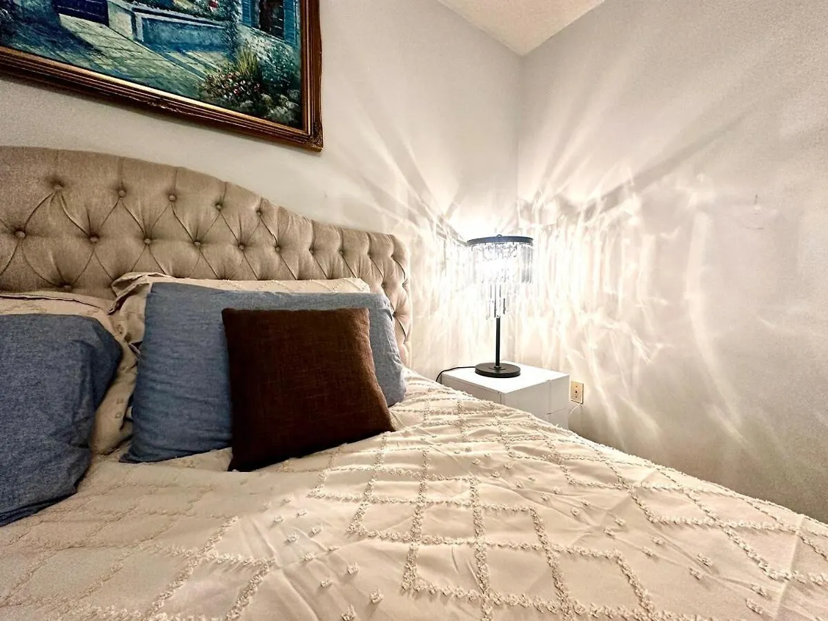 Cozy And Spacious Vacation Home In トロント