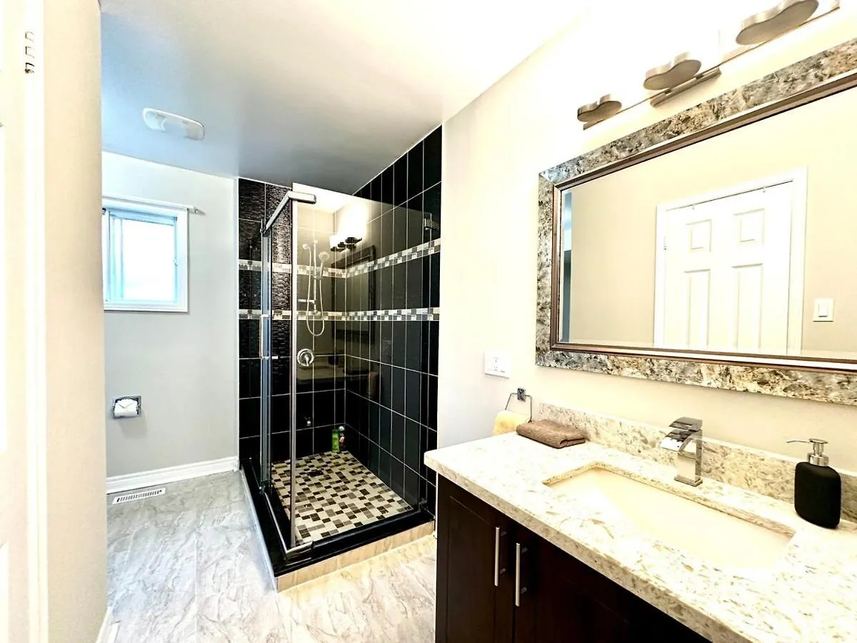 Cozy And Spacious Vacation Home In トロント ヴィラ