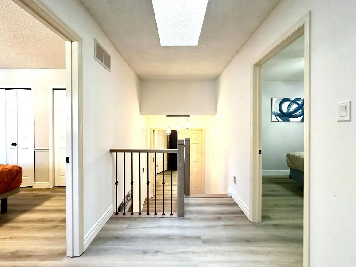 Cozy And Spacious Vacation Home In トロント ヴィラ