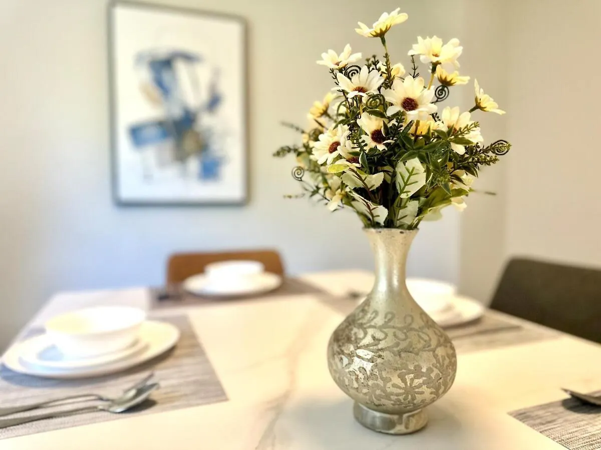 Cozy And Spacious Vacation Home In Toronto Canada